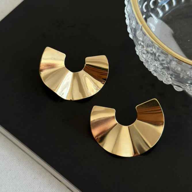 BRINCO MEIA LUA MARTELADO BANHADO EM OURO 18K - BRSI21