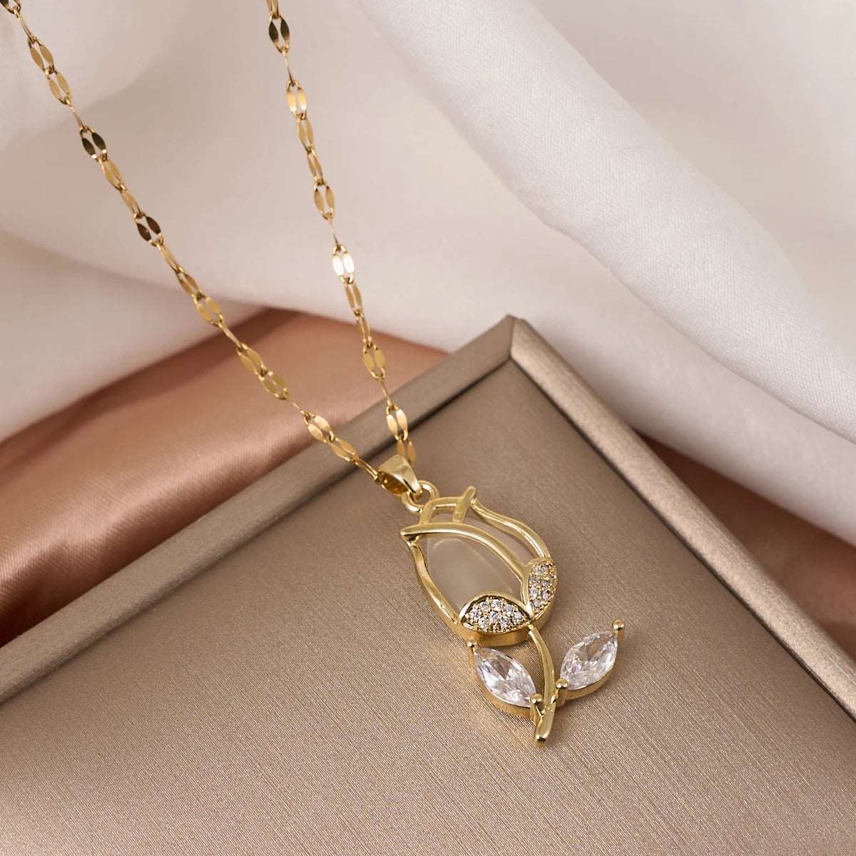 COLAR ROSA CRAVEJADA BANHADO EM OURO 18K - GARG163
