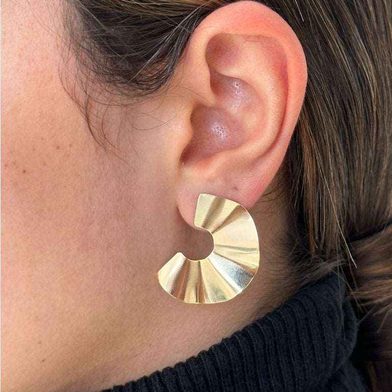 BRINCO MEIA LUA MARTELADO BANHADO EM OURO 18K - BRSI21