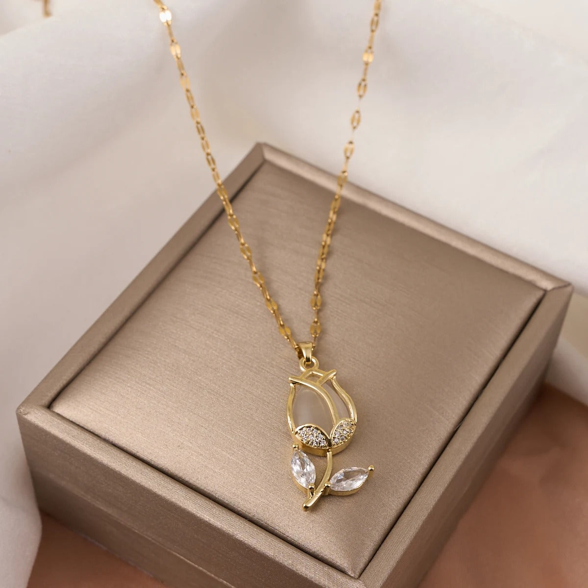 COLAR ROSA CRAVEJADA BANHADO EM OURO 18K - GARG163