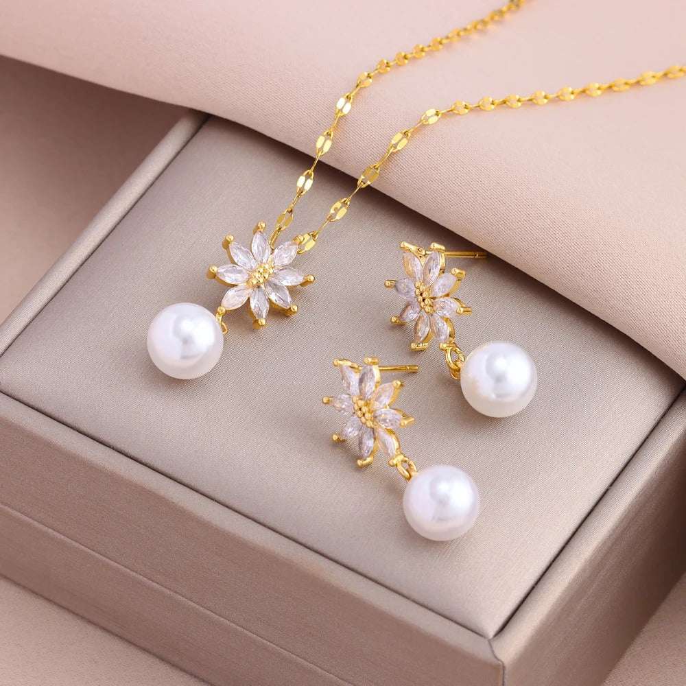 CONJUNTO FLORES DE PÉROLAS BANHADO EM OURO 18K - CONJ717
