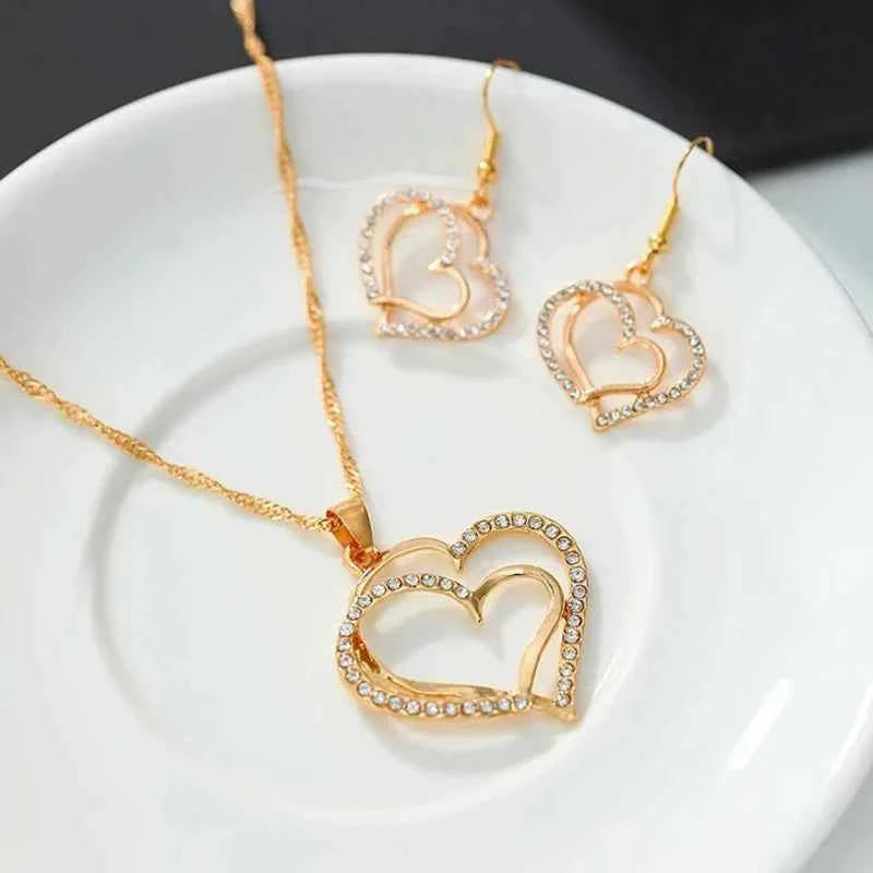 CONJUNTO CORAÇÕES CRAVEJADOS BANHADO EM OURO 18K - CONJ437
