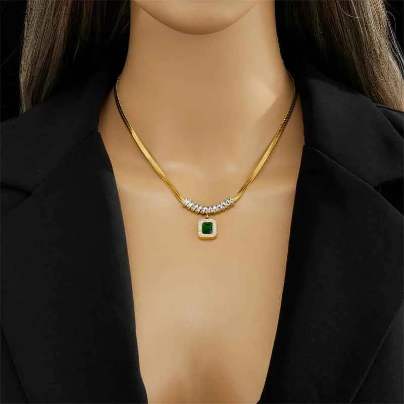 CONJUNTO PEDRAS CRAVEJADAS VERDE BANHADO EM OURO 18K - CONJ433