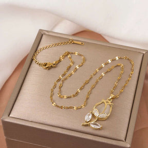 COLAR ROSA CRAVEJADA BANHADO EM OURO 18K - GARG163