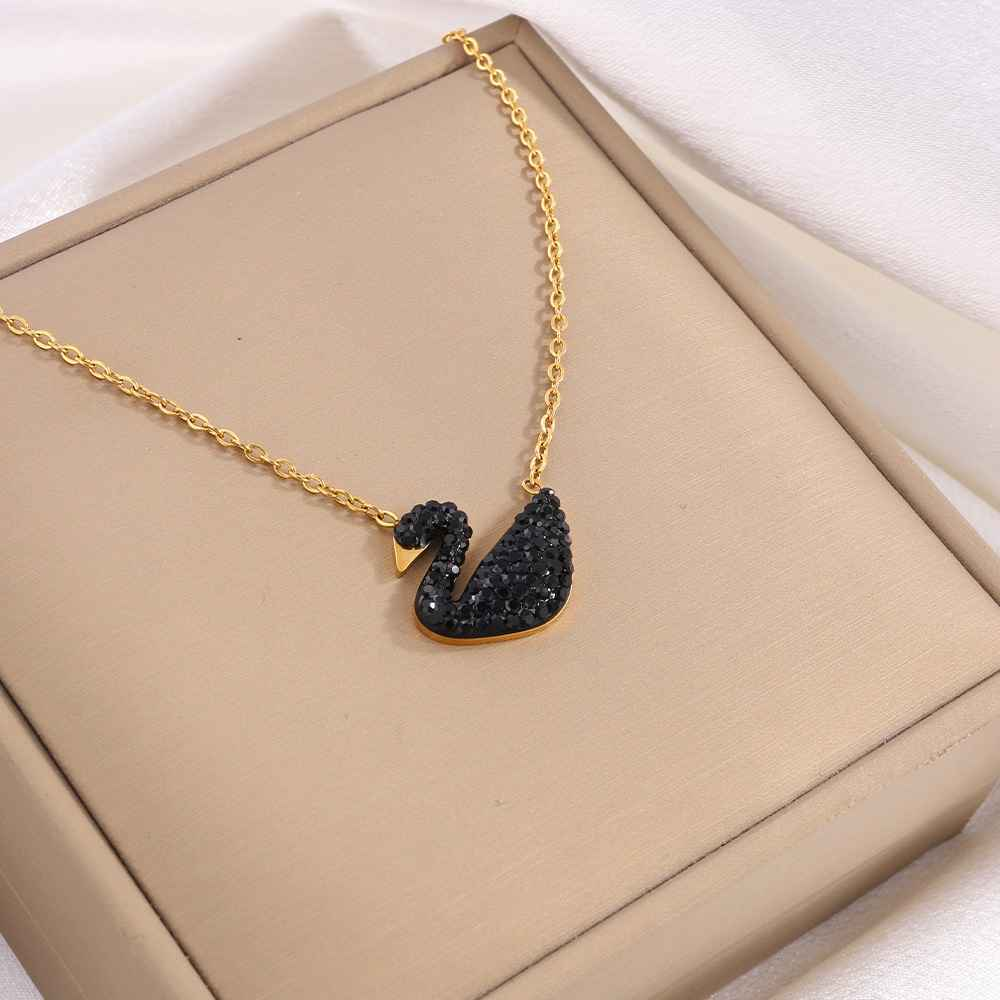 COLAR CISNE NEGRO BANHADO EM OURO 18K - GARGSI134