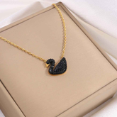 COLAR CISNE NEGRO BANHADO EM OURO 18K - GARGSI134