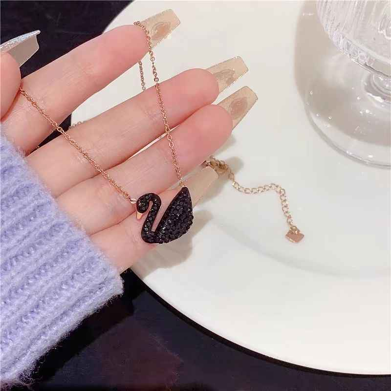 COLAR CISNE NEGRO BANHADO EM OURO 18K - GARGSI134
