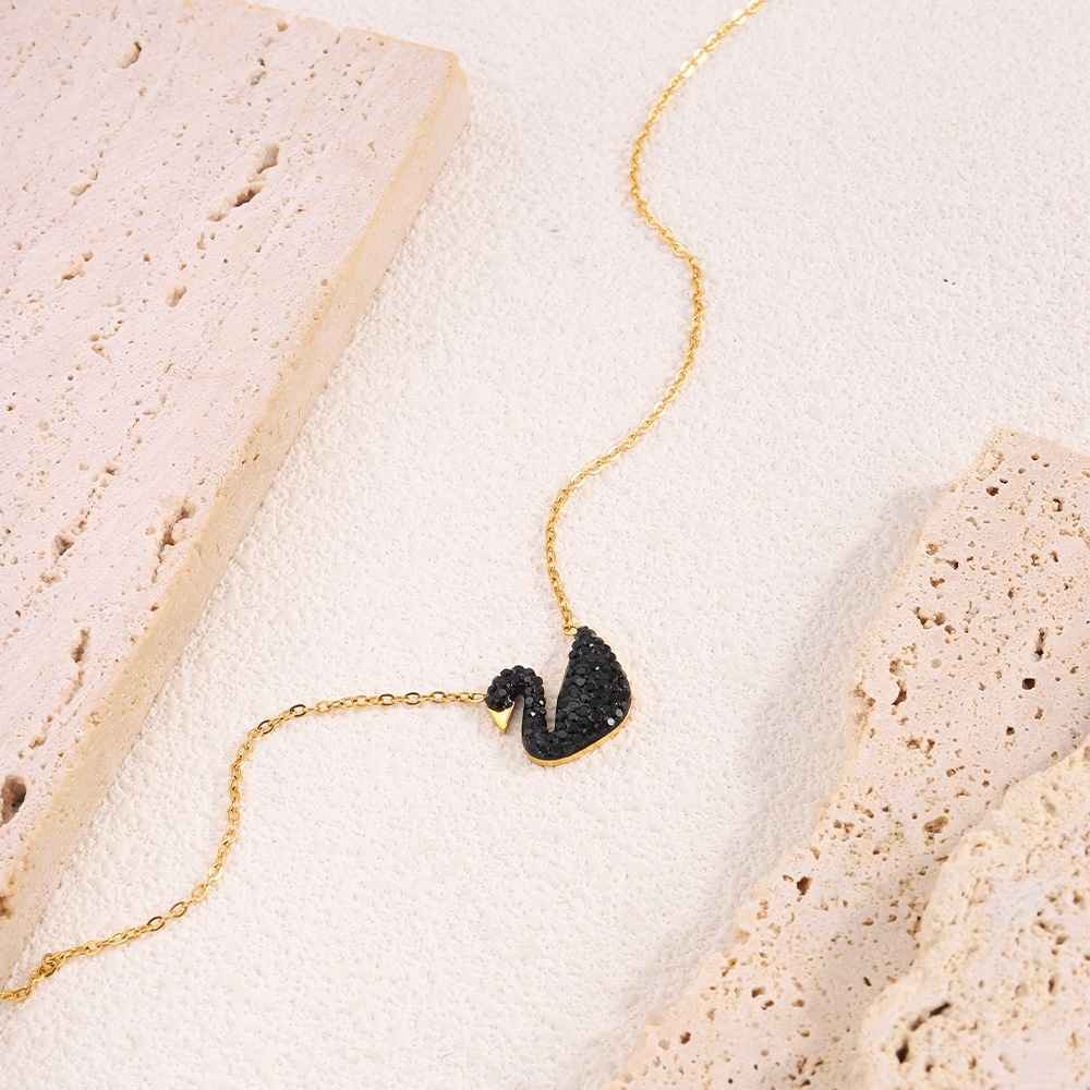 COLAR CISNE NEGRO BANHADO EM OURO 18K - GARGSI134