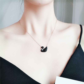 COLAR CISNE NEGRO BANHADO EM OURO 18K - GARGSI134