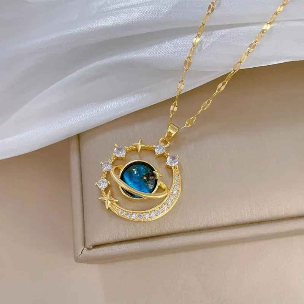 COLAR LUA E UNIVERSO CRAVEJADOS BANHADO EM OURO 18K - GARGSI15