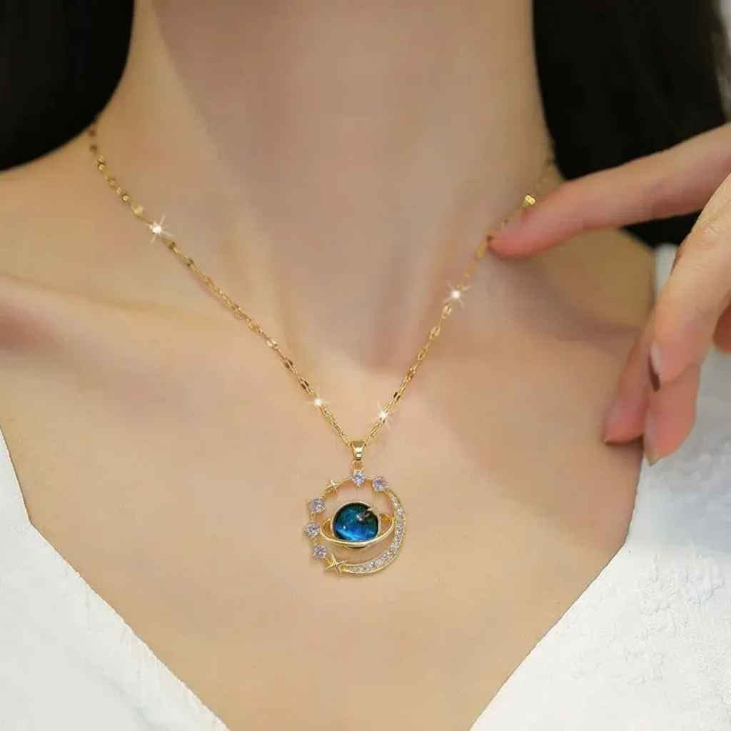 COLAR LUA E UNIVERSO CRAVEJADOS BANHADO EM OURO 18K - GARGSI15