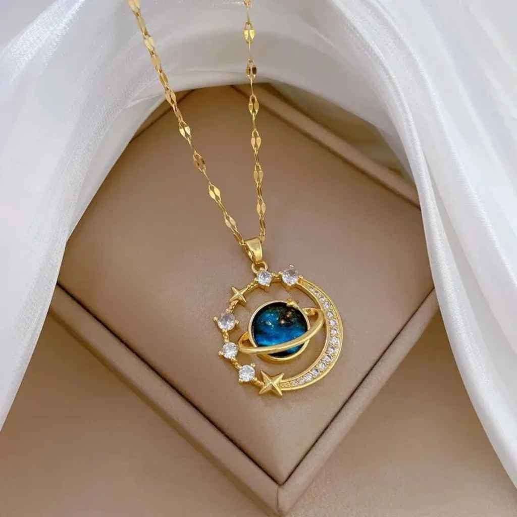 COLAR LUA E UNIVERSO CRAVEJADOS BANHADO EM OURO 18K - GARGSI15