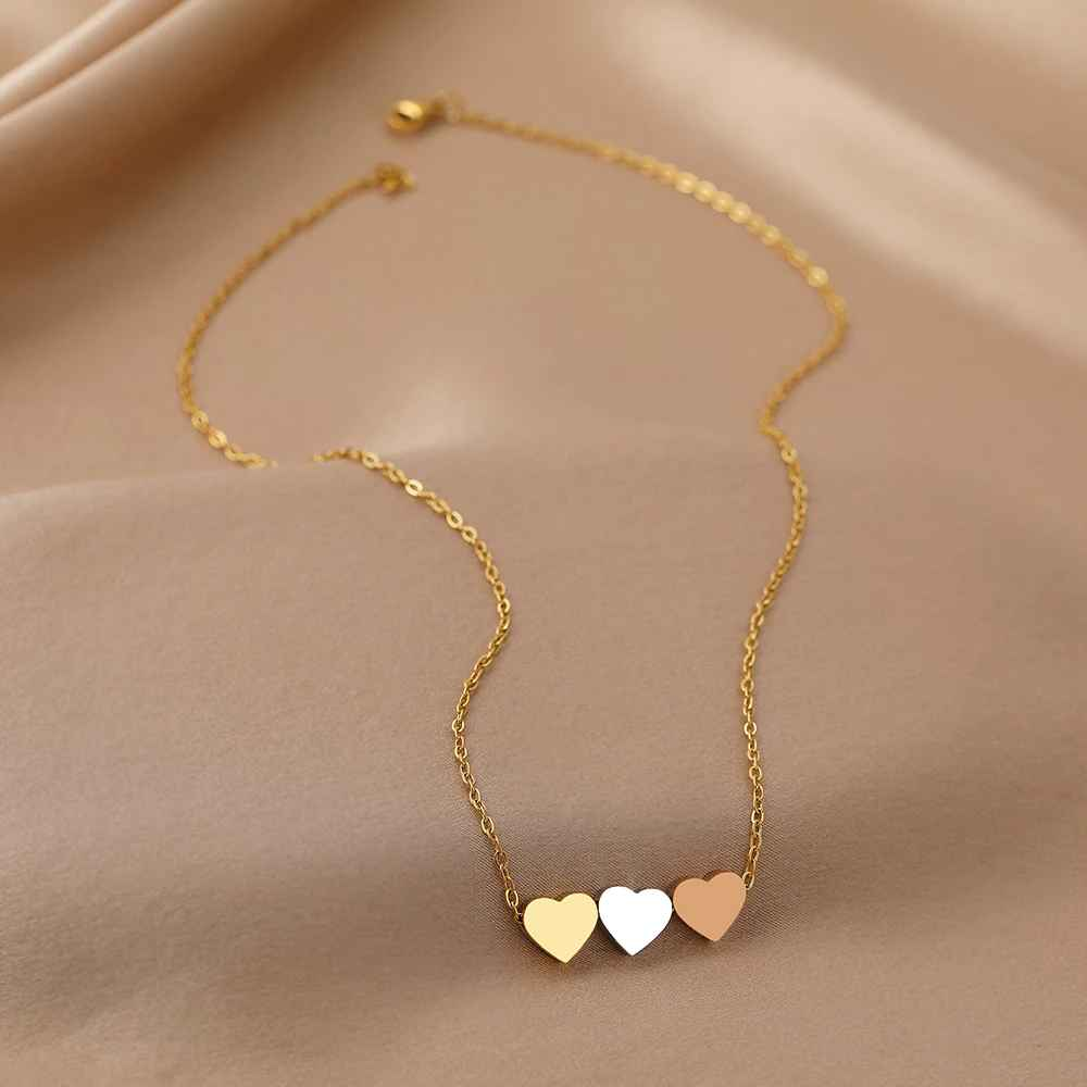 COLAR CORAÇÃO TRIPLO BANHADO EM OURO 18K - GARGSI095