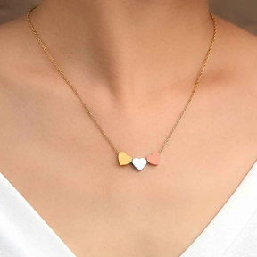COLAR CORAÇÃO TRIPLO BANHADO EM OURO 18K - GARGSI095